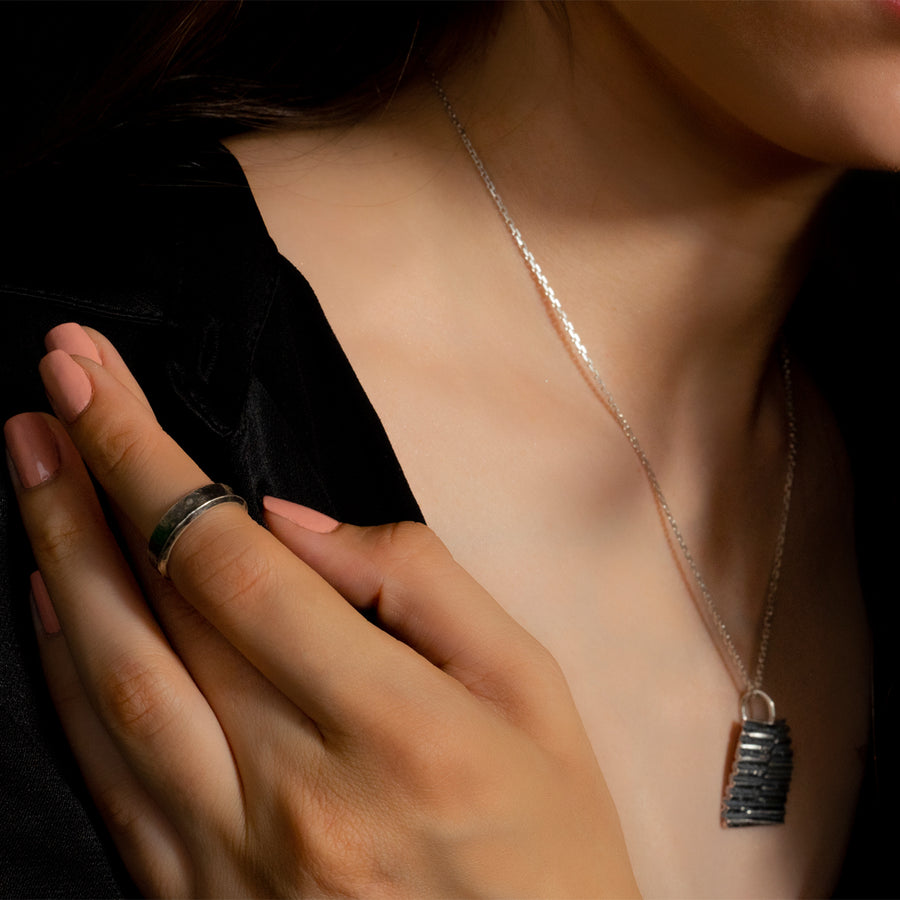 Colier Crossing Sensations