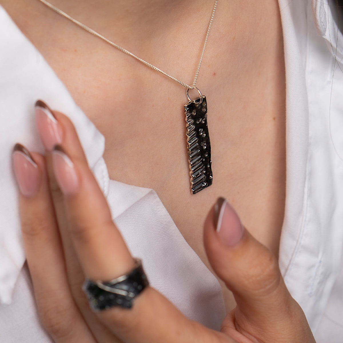 colier argint handmade patinat contemporan modern