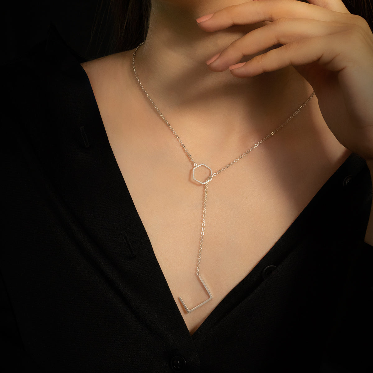 colier argint design modern geometric